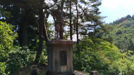 儀賀市郎左衛門の像